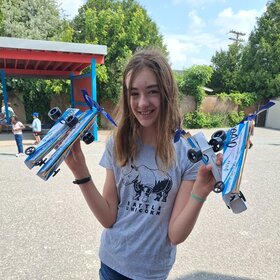 La fabrication de voitures à hélices dans le cadre des ateliers Compétences Ontario! 